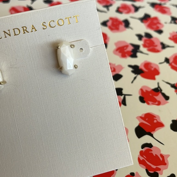Kendra Scott Betty Gold Stud Earrings Ivory Pearl - Picture 3 of 4